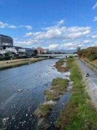 鴨川の流れる三条大橋の上で