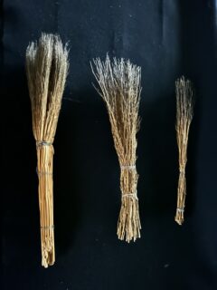 手作りの筆とその作品