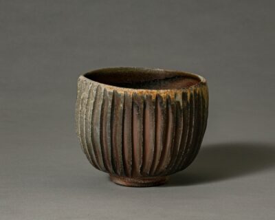 茶碗を飾る 竹中浩 備前シノギ銘「千林雨」
